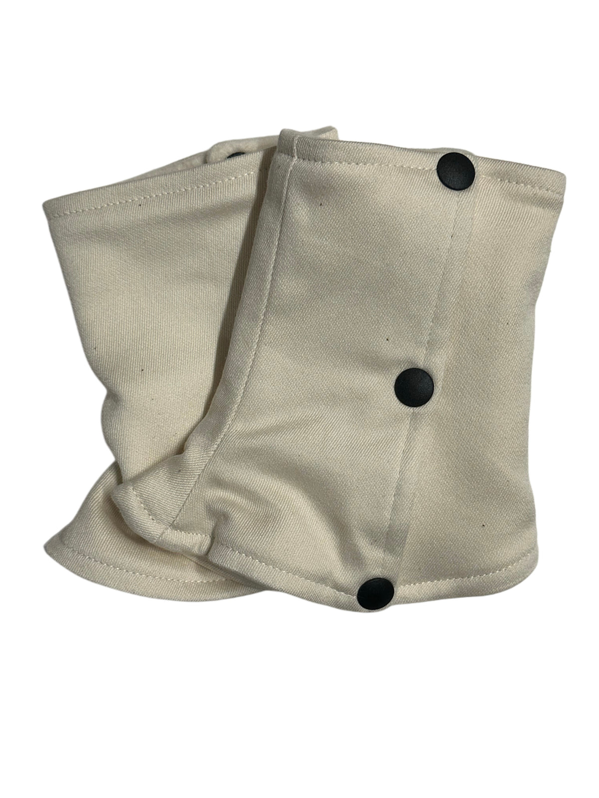 Gepolstertes Schulterpad in Natur Beige, geschlossen mit drei Druckknöpfen.