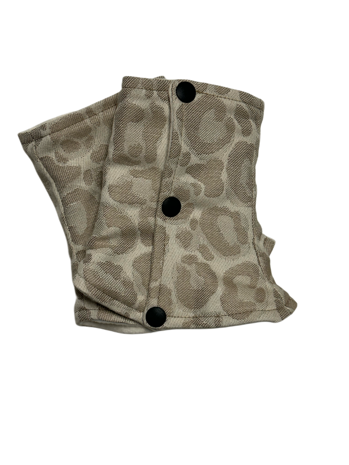 Gepolstertes Schulterpad im Leopardenmuster, geschlossen mit Druckknöpfen.