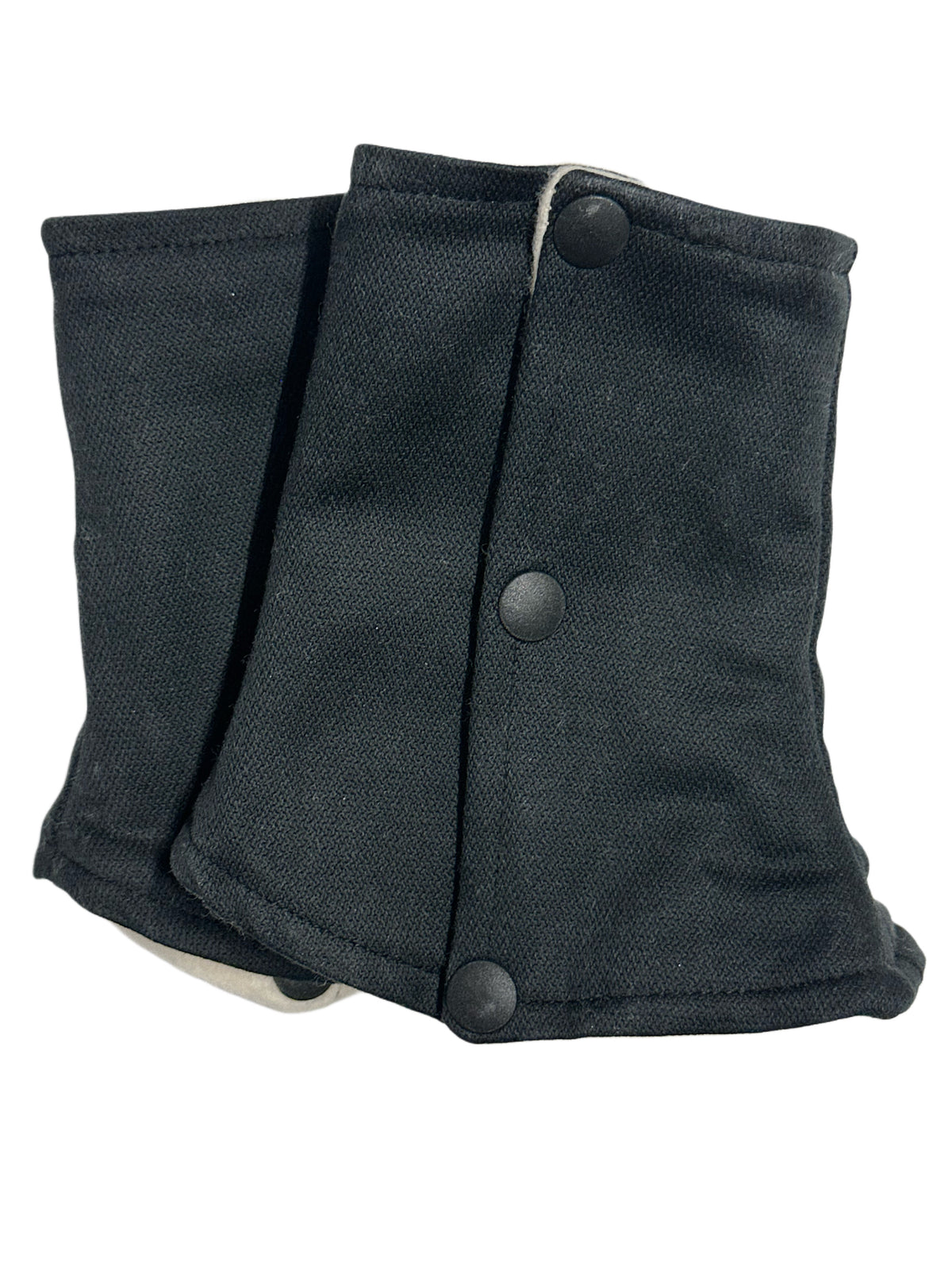 Gepolstertes Schulterpad in Schwarz, geschlossen mit Druckknöpfen.