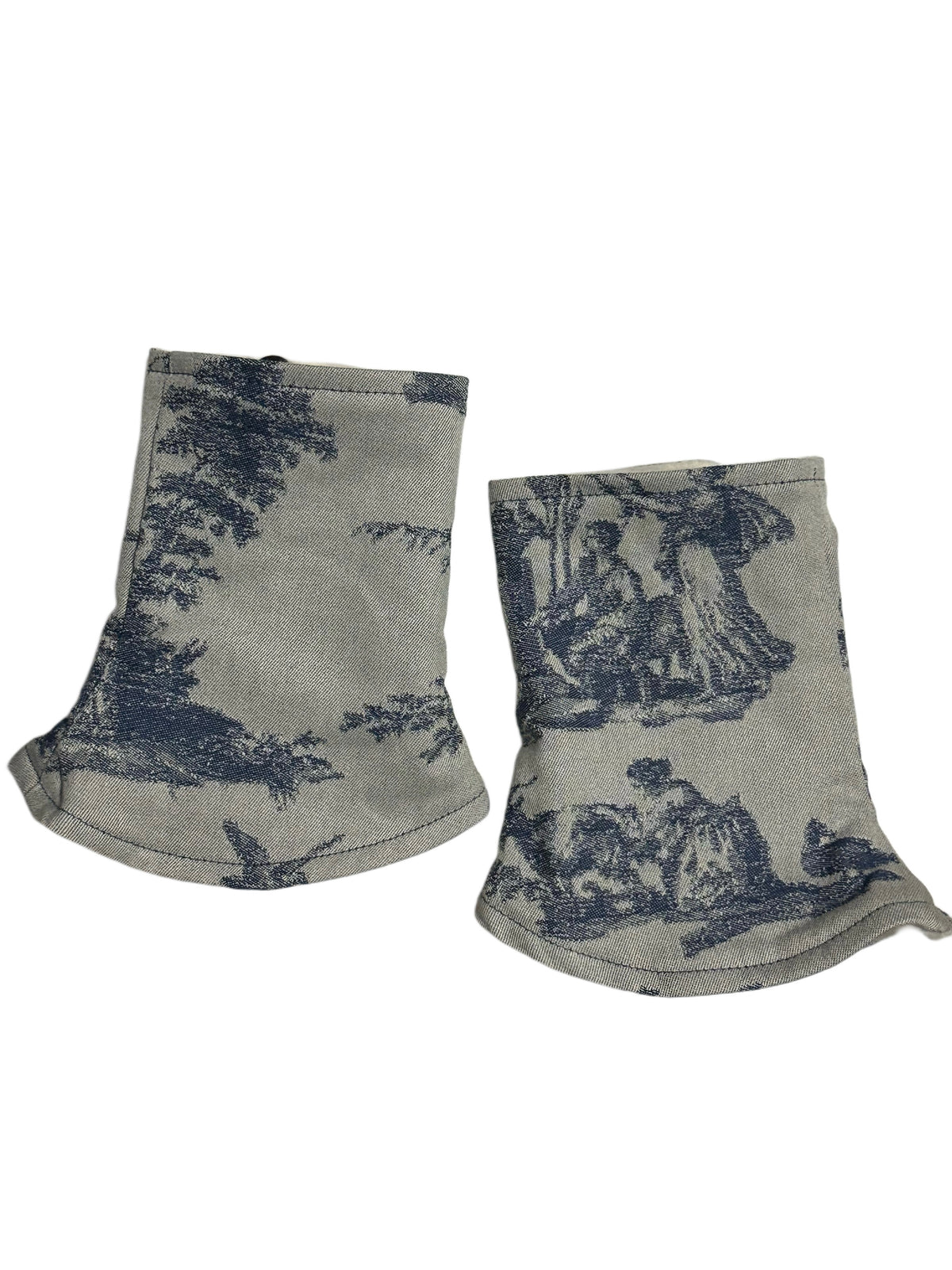 Ein Paar gepolsterte Schulterpads in Toile de Jouy.