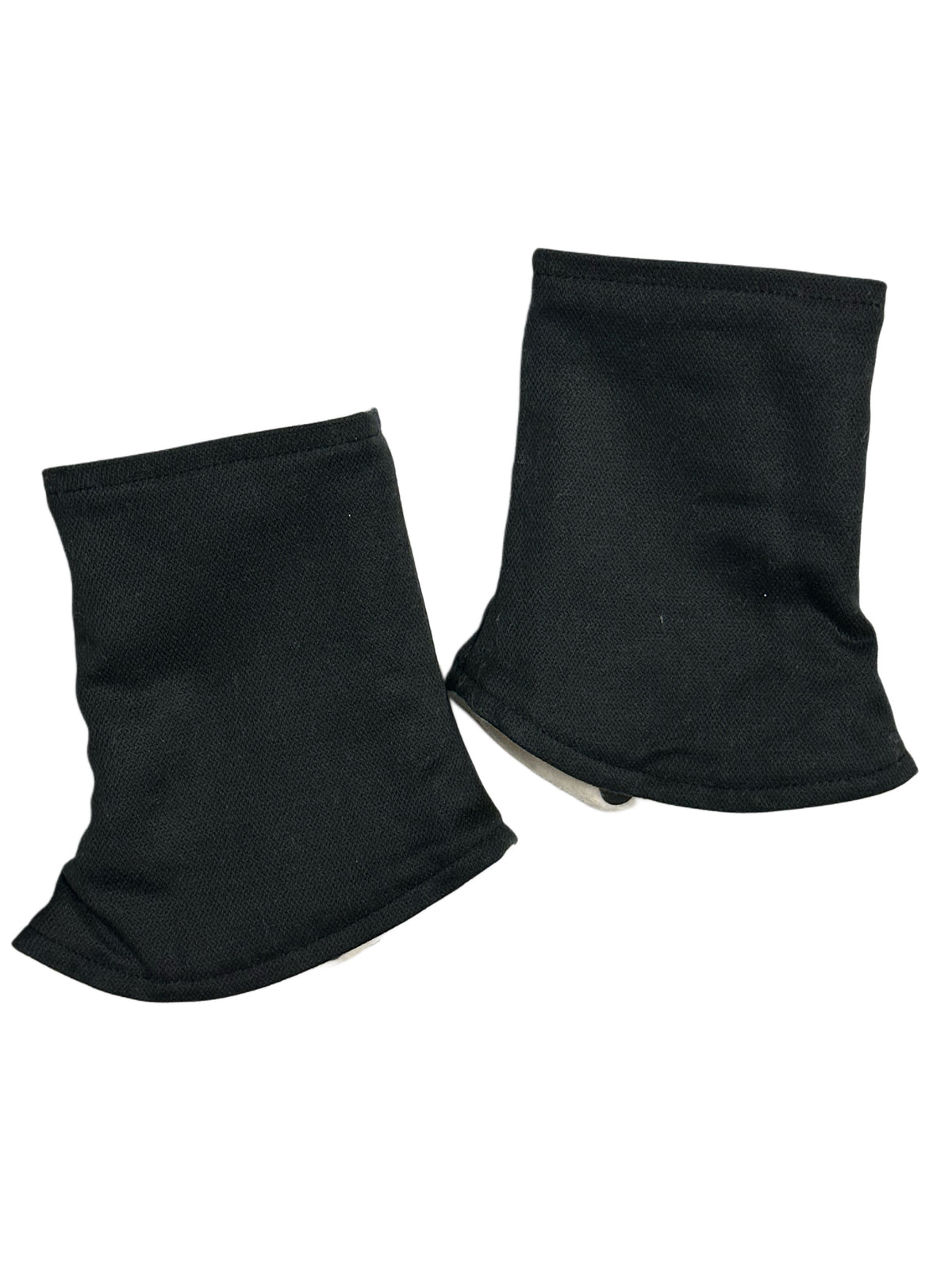 Ein Paar gepolsterte Schulterpads in Schwarz.
