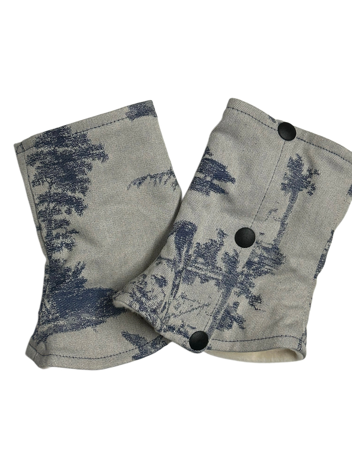 Gepolsterte Schulterpads in Toile de Jouy mit den Druckknöpfen, mit denen sie um den Träger geschlossen werden.