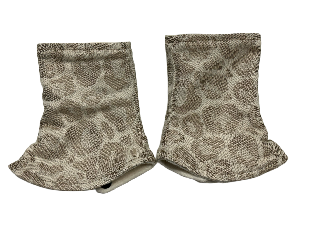 Ein Paar gepolsterte Schulterpads im Leopardenmuster.