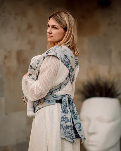 Seitlich gesehen: die MonDoudou Toile de Jouy mit ihren langen, gebundenen Bändern.