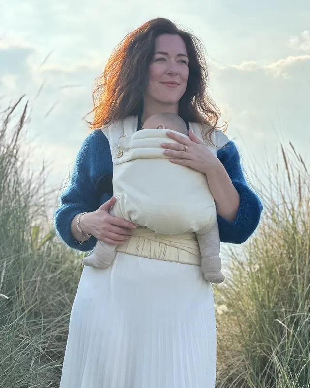 Krystyna Cordes steht in den Dünen und trägt eine MonDoudou in Naturweiß.