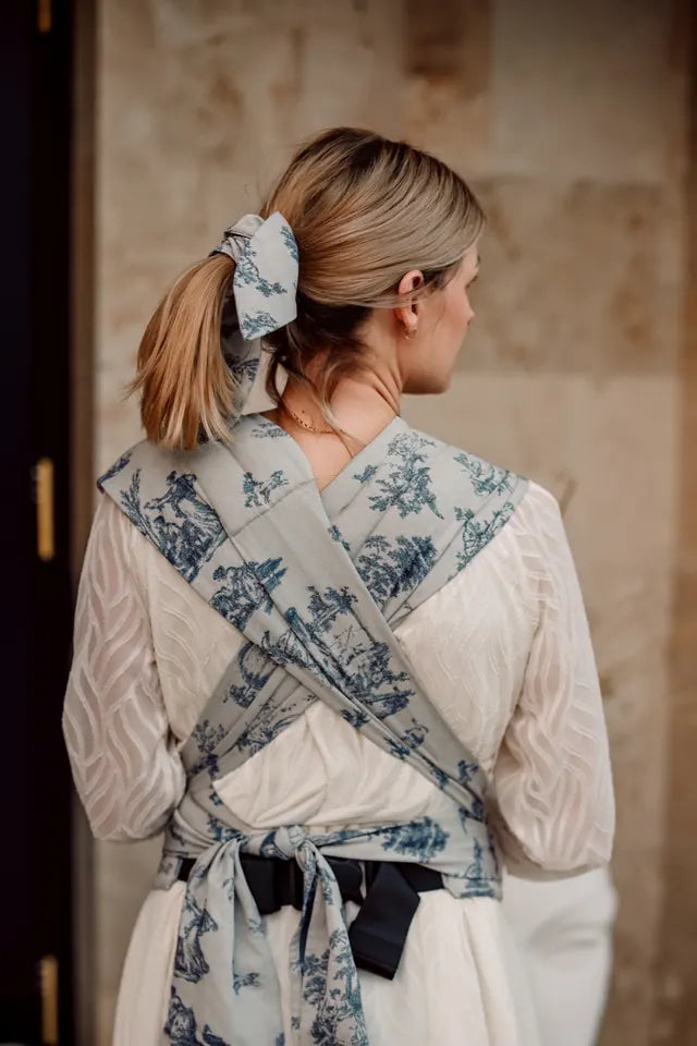 Van achteren: de schouderbanden van Toile de Jouy kruisen op de rug en zijn in de taille geknoopt.